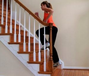 Kvinne løper i trapp for å trene