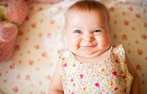 Når babyen begynner å smile og le: Et stort skritt i deres følelsesmessige utvikling