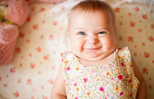 Når babyen begynner å smile og le: Et stort skritt i deres følelsesmessige utvikling