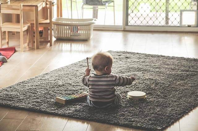Hvorfor vil babyer alltid kaste alt mulig på gulvet?
