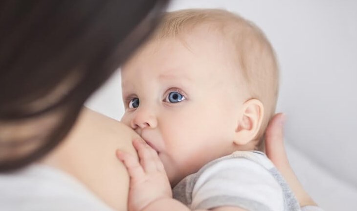 Et magisk øyeblikk: Å ha blikkontakt med babyen din mens du ammer