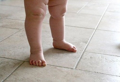 Baby liker å gå barbeint