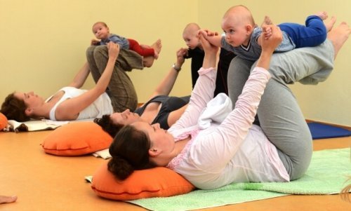 En mor trener med baby