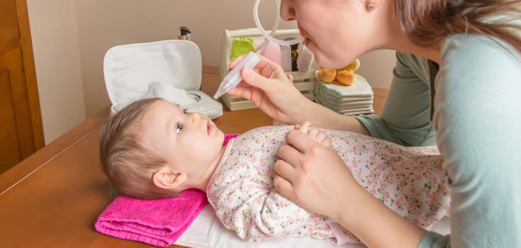 Baby får saltvannsløsning