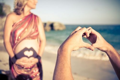 Gravid mor på stranden