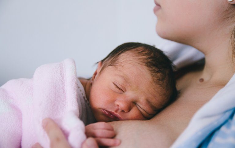 Slektninger: La mor være den første til å holde den nyfødte babyen