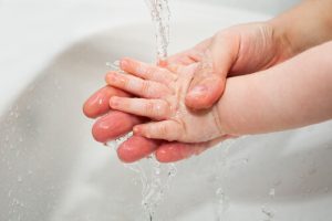 10 nyttige og enkle tips for å klippe barnets negler