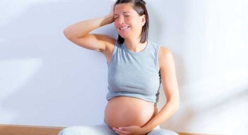 Gravid kvinne gråter