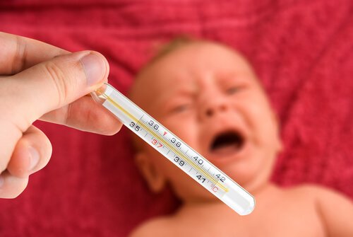Gråtende baby og termometer
