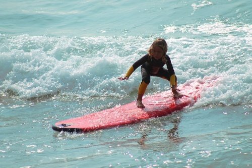 Jente surfer