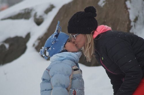 Mor og datter i snøen