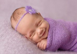 Baby smiler og sover