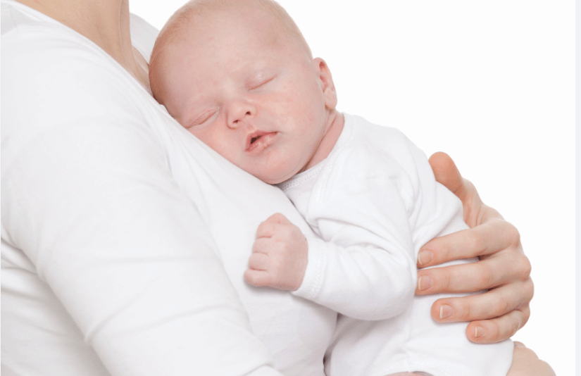 Babyen må ha kontakt med deg for å falle i søvn