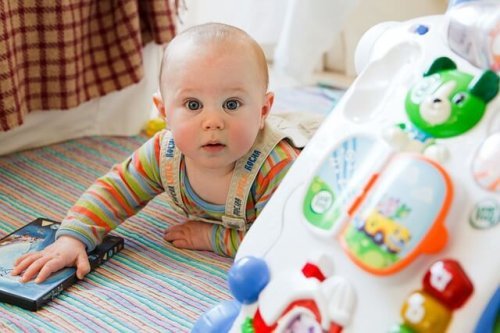 baby ligger på gulvet