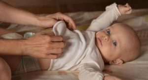 Bør du vekke babyen for å skifte bleie?