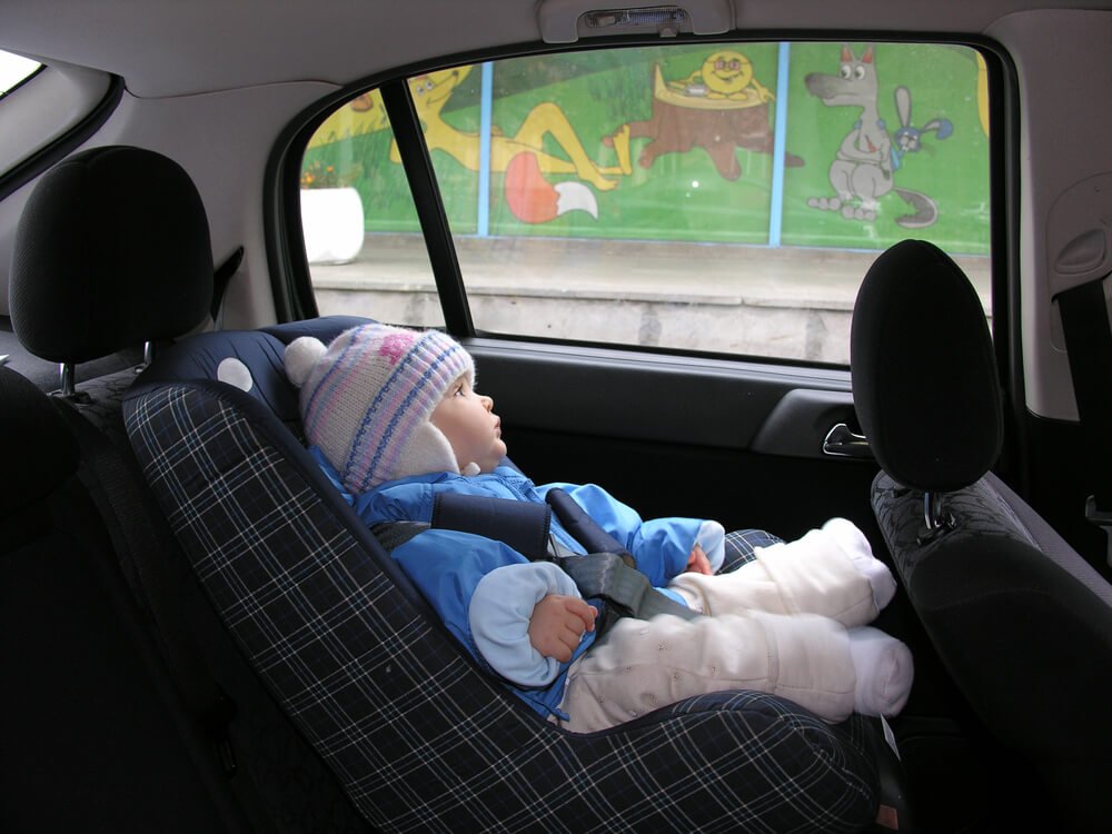 Hvorfor bør ikke barnet sitte i bilen med ytterjakken på?