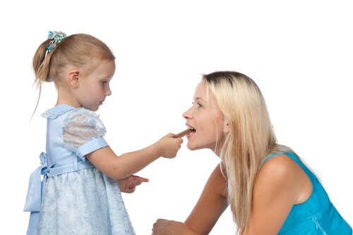 Barn gir mor sjokolade