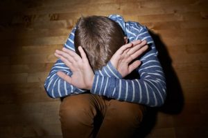 10 ting du bør lære barna dine for å unngå seksuelt overgrep