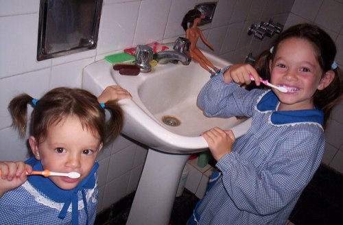 barn pusser tennene