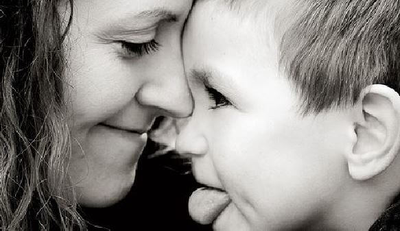 En mor elsker å gi barnet sitt gaver