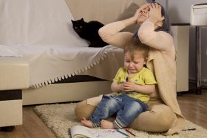 Hvorfor oppfører barn seg verre når de er med mamma?