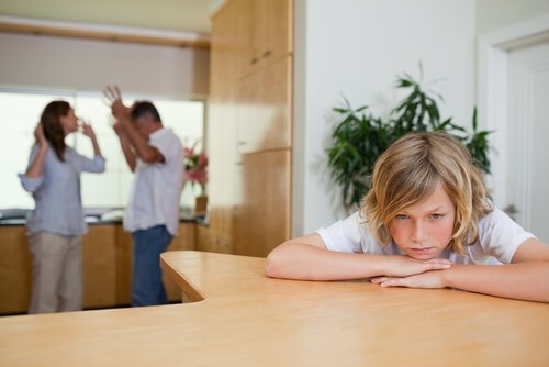 Det er ikke snilt å krangle slik at barna føler seg triste