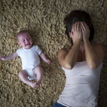 mor som lider av postpartum depresjon med baby