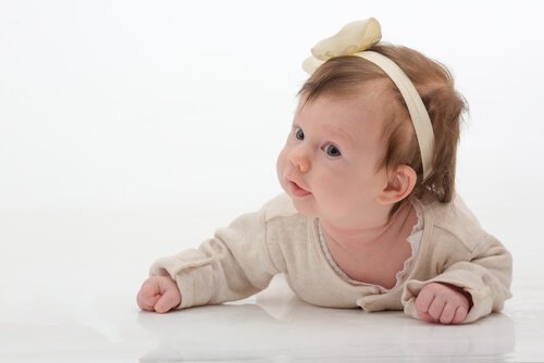 hårbånd og sløyfer kan forårsake skade på babyer