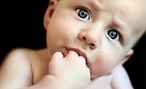 Kan det være bra for barnets helse å suge på tommelen?