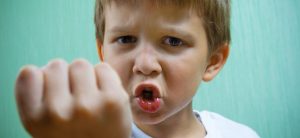 Hvordan håndtere et barn som biter og slår