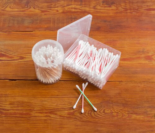 hvordan rengjøre et barns ører