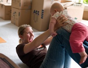 Lek med babyen din for å gi den stimulering