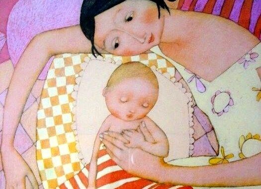 Mor holder baby løsrevet fra frykt