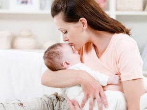 Hvorfor babyen din bør være i armene dine