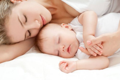 måter å hjelpe babyen til å sove om natten