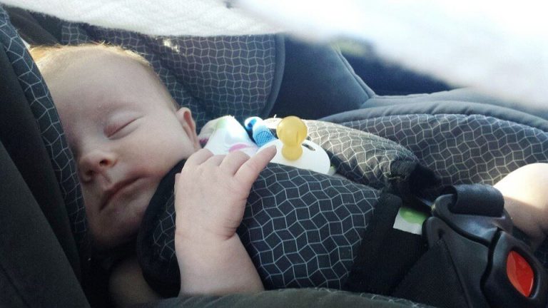 Sikkerhetstips for å reise med din nyfødte i bil