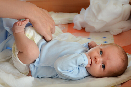 Grunnleggende omsorg og pleie for nyfødte barn