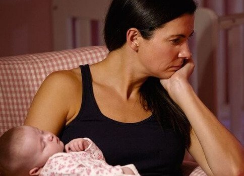 lykkelig utmattet mamma