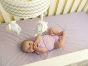 Tredje måned av et barns liv: Bevegelse og sanser utvikler seg