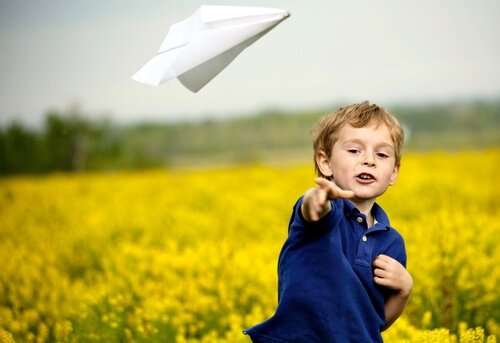 gutt med papirfly