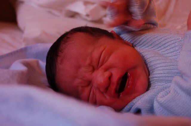 5 triks for å roe ned babyen som gråter