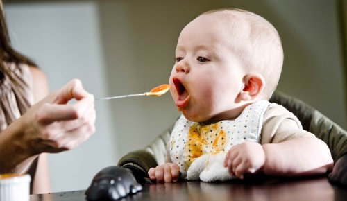 Din babys sjette måned: Introduksjon av fast føde