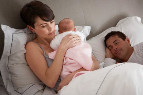 Hva kan jeg gjøre hvis babyen min våkner om natten?