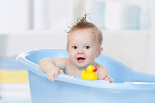 Den ideelle badetemperaturen når en baby skal bade
