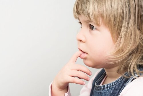 Hva er grunnen til at barn biter neglene sine?