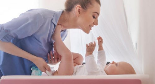 Tips til å holde babyen rolig for å bytte bleie