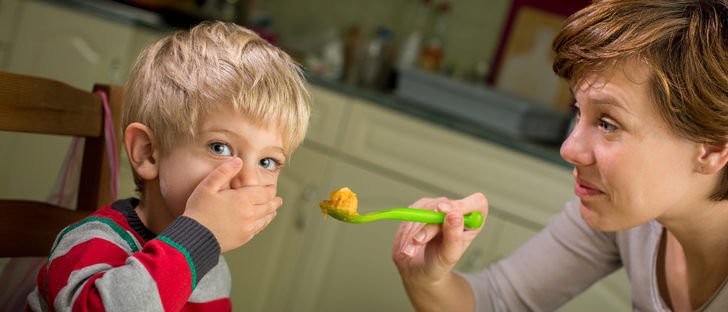 hvorfor bør du ikke tvinge barna dine til å spise