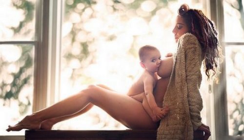 baby som ammer