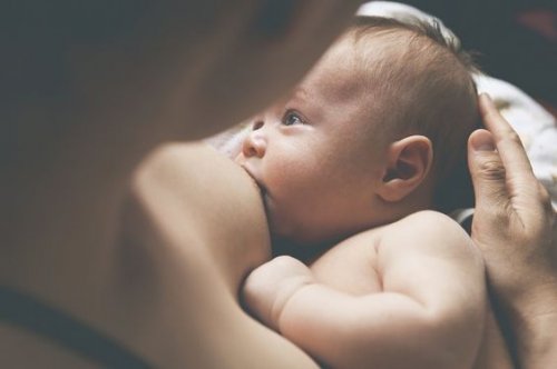 baby som ammer