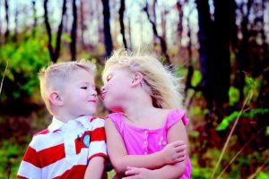 Hvorfor vi ikke bør få barna til å gi kyss
